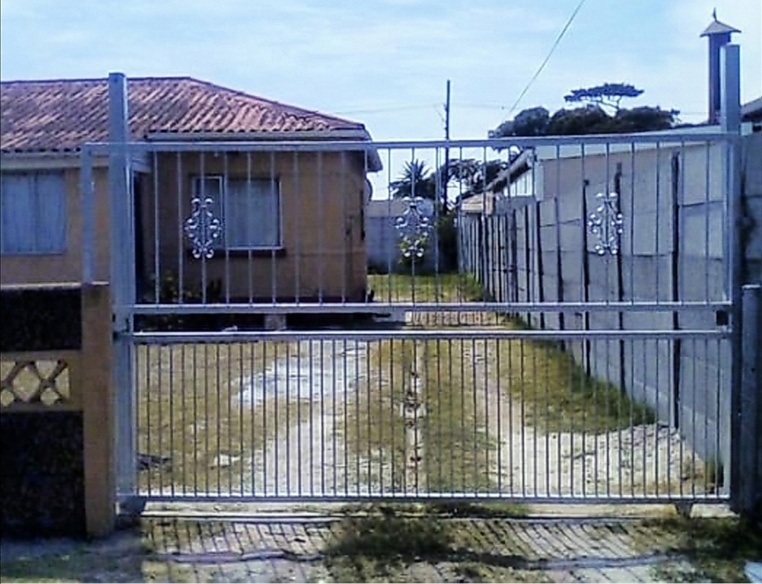 Slider gate with decorative scrolls