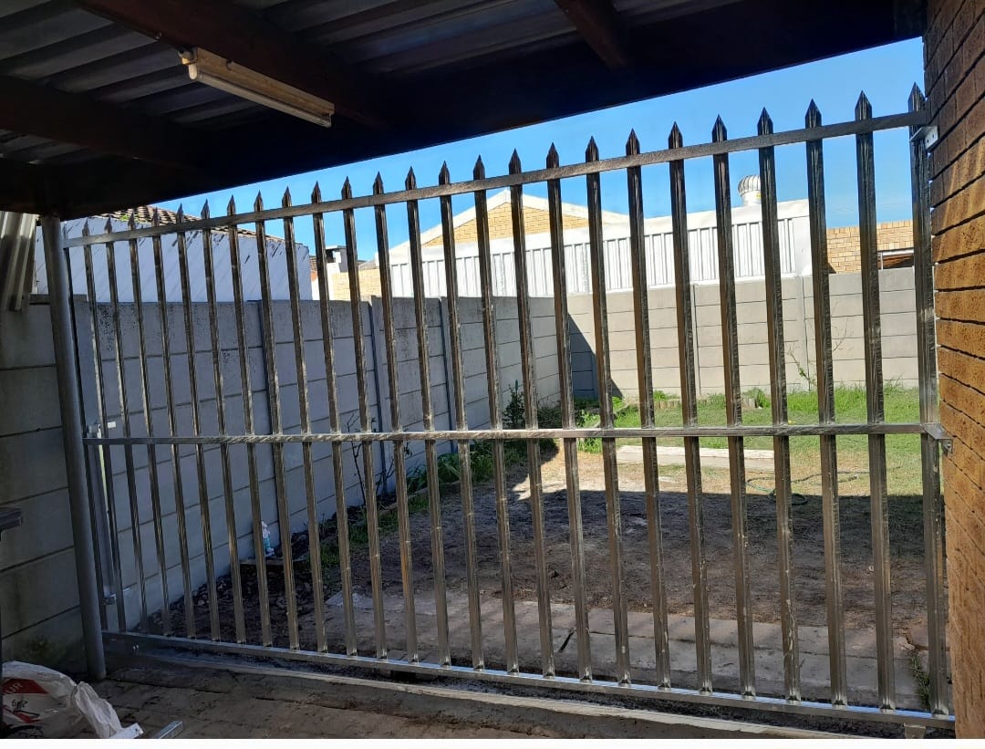 Palisade fencing with spear tops