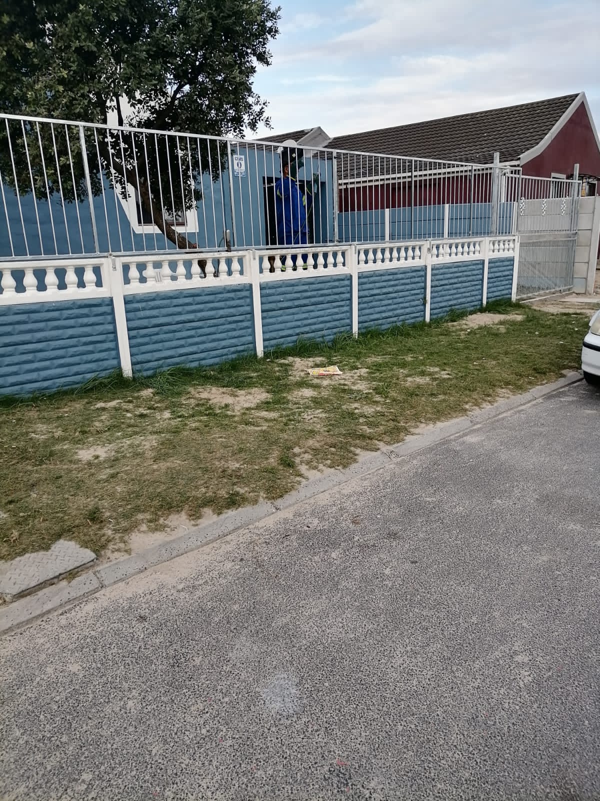 Wall top fencing - street view